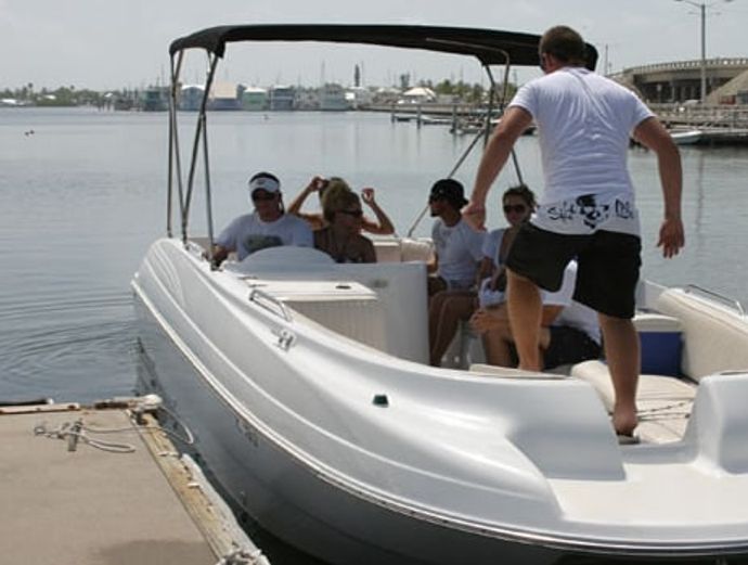 Key West 26′ Deck Boat Rental Image 4