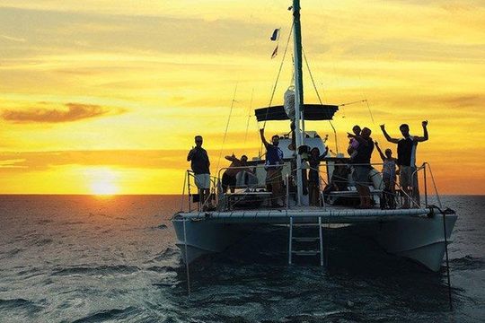 Oahu Catamaran Waikiki Sunset on 40 Foot Catamaran: Food and BYOB