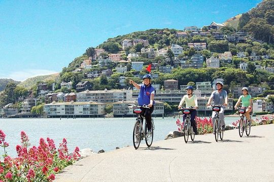 Golden Gate Bridge Guided Bicycle Tour with Lunch at Local Hotspot
