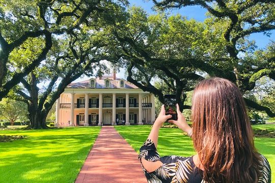 Swamp Boat Ride and Oak Alley Plantation Tour from New Orleans