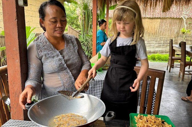 PRIVATE Ubud Market Tour & Balinese Home Cooking Class with Putu