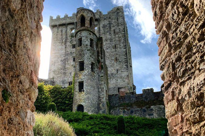 Blarney Stone, Rock of Cashel and Cahir Castles Tour from Dublin