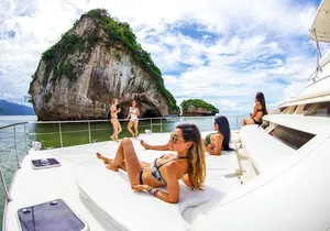 Luxury Yacht & Snorkel with All inclusive Open bar and lunch