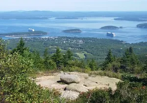 Premium Narrated Bus Tour of Bar Harbor and Acadia National Park (3.5 Hours)