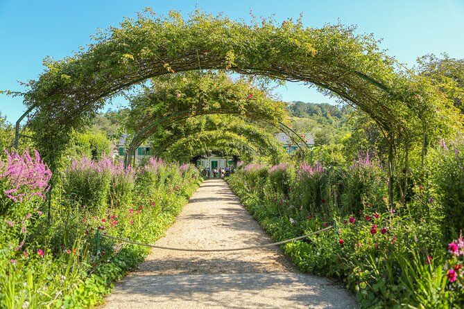 Giverny and Versailles Small Group Day Trip from Paris with Lunch