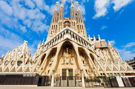 Barcelona Highlights: Private Guided Tour with Hotel/Port Pick-up