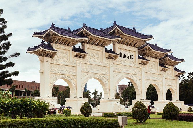 Highlights & Hidden Gems With Locals: Best of Taipei Private Tour