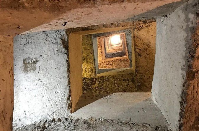 Unterirdisches spanisches Viertel von Neapel mit Führer