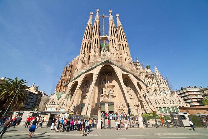 Barcelona Highlights: Private Guided Tour with Hotel/Port Pick-up