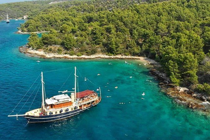 Boutique Islands Swimming Cruise with Open Bar & Lunch