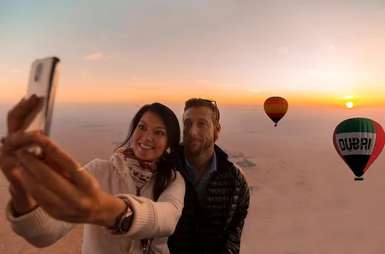 Dubai: Luxury Hot Air Balloon with Michelin-Curated Breakfast