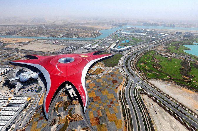 Tour della città di Abu Dhabi con biglietti per il Ferrari World da Dubai