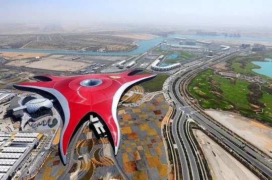 Tour della città di Abu Dhabi con biglietti per il Ferrari World da Dubai
