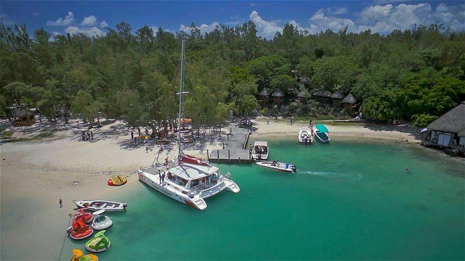 Full-Day Catamaran Cruise to Île aux Cerfs with BBQ Lunch