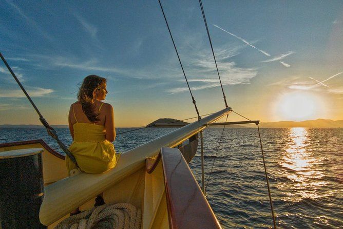 Boutique Sunset Cruise Aboard Yacht Polaris – Live Music & Drinks
