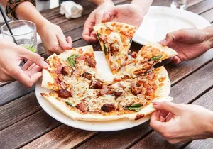 Pizza Walking Tour in Manhattan with Friendly Local Guide