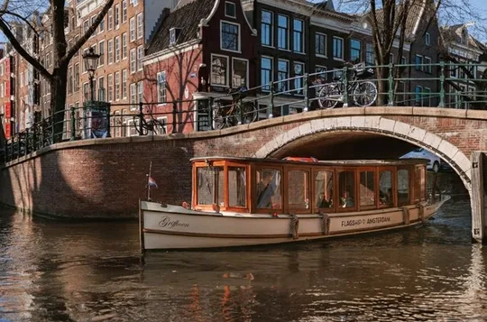 Amsterdam 2hour small group canal cruise with snacks & opt drinks