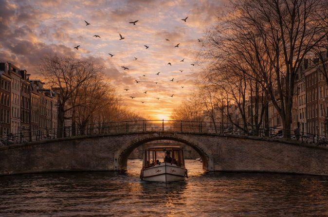 Amsterdam Evening Canal Cruise with Live Guide and Bar