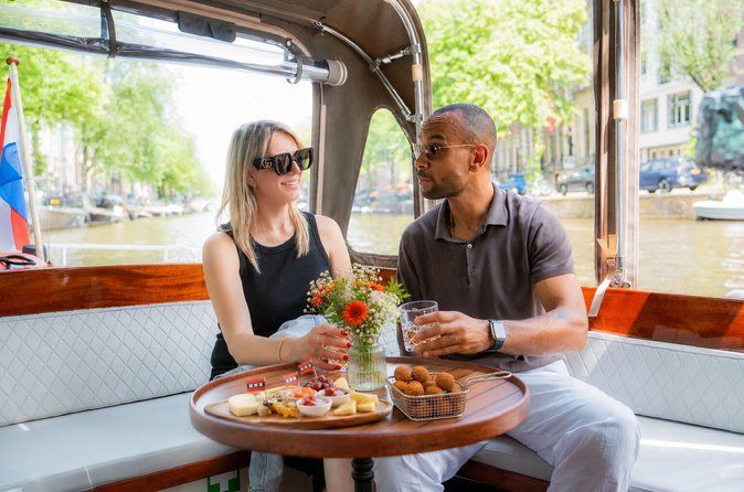 Amsterdam Small-Group Canal Cruise Including Snacks and Drinks