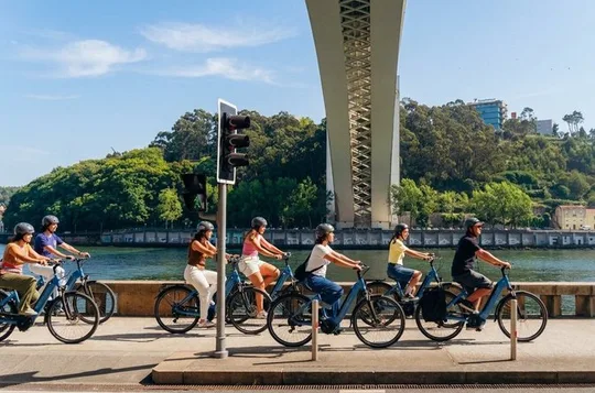 3 Hour Old Town Riverside Bike Tour Guided Experience in Porto