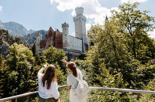 Premium Neuschwanstein Castle and Linderhof VIP Tour from Munich