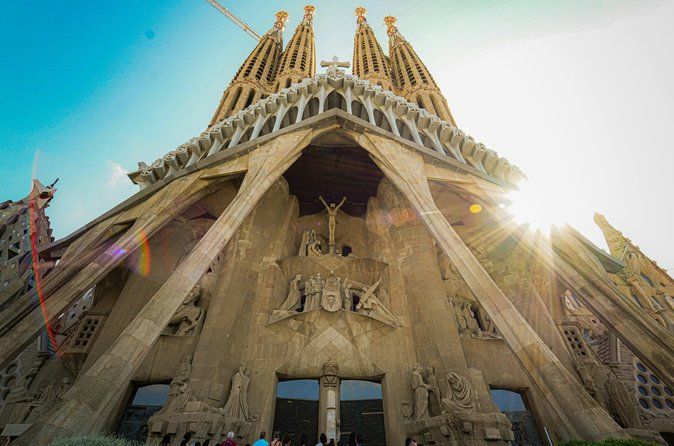 Best of Barcelona: Sagrada Familia & Park Guell Tour with Pick-up