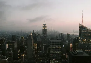 Contrasts New York Private Tour with driver and local guide