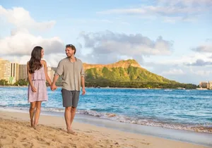 Charms of Honolulu Private Walking Tour for Couples