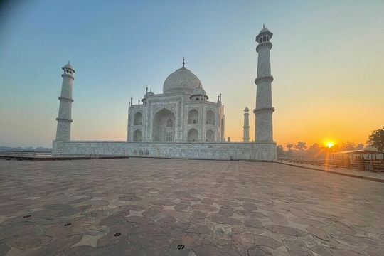 Sunrise Taj Mahal and Agra Fort Tour from Delhi with 5* Meal