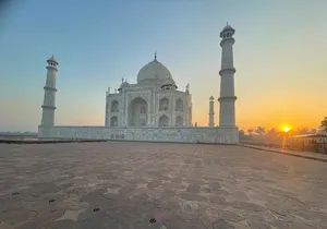 Sunrise Taj Mahal and Agra Fort Tour from Delhi with 5* Meal
