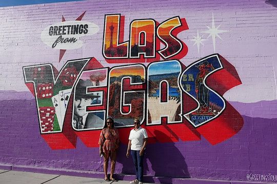 Vintage Shopping Tour of the Arts District with 100 Photos, Champagne and Lunch