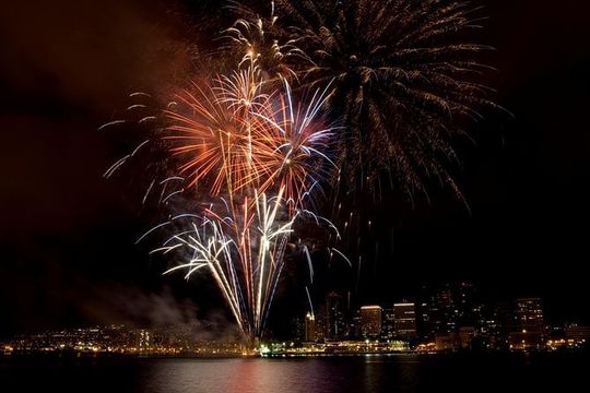 Waikiki Fireworks Dinner Cruise: Sail & Sparkle on Friday Nights