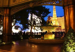 1.5-Hour Las Vegas Strip Limo Tour with Champagne and Photo Stops