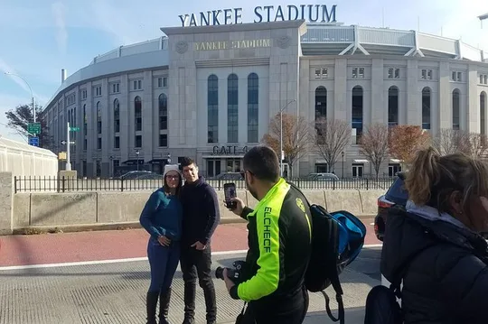 Tour Contrasts NY