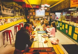 Food Tour in East Village in French