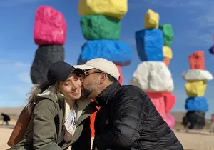 Seven Magic Mountains and Las Vegas Sign Tour in Spanish