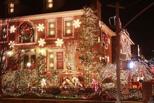 Tour Dyker Heights and Christmas Lights