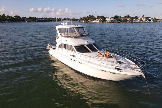 52' Yacht Rental in Miami Beach with Experienced Captain