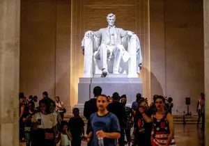 Washington DC Night-Time City Bus Tour with Optional Mount Vernon