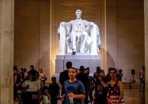 Washington DC Night-Time City Bus Tour with Optional Mount Vernon