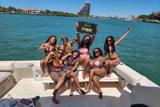 50ft Luxury Yacht Tour in Miami Beach Captain, Champagne & Party!