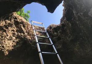 Private Mermaid Caves and West Oahu with Ka’ena Point Hike (Se habla Español)