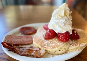 Diamond Head Hiking + Eggs'n Things Breakfast