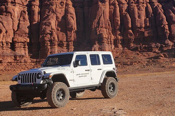 Day Tour of Needles Canyonlands 4X4 Jeep Tour (3 Person Minimum)