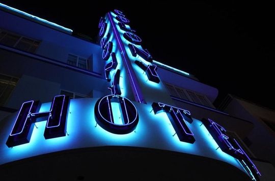 Award-winning Art Deco & Neon Lights Walking Tour in Miami Beach