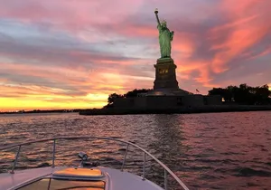 Private Luxury Sunset Boat Tour in New York City - 1 Hour