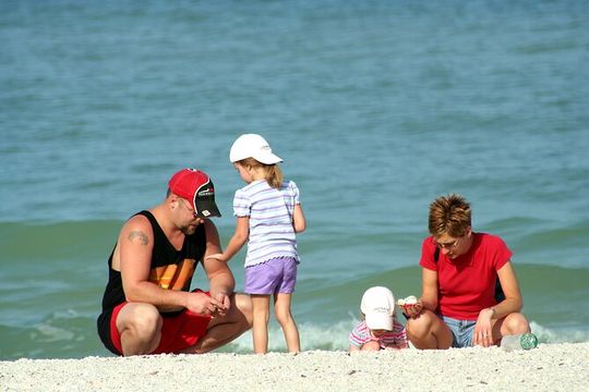 Pontoon Sightseeing and Shelling Excursion to Keeywaydin Island