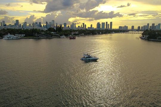 Cruise Miami in a Luxurious Azimut Flybridge Yacht