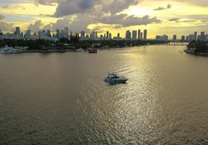 Cruise Miami in a Luxurious Azimut Flybridge Yacht