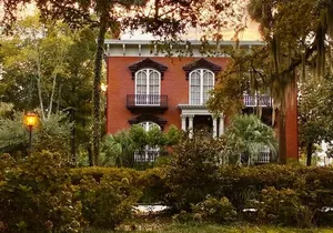 Savannah Historic District Tour by The Wandering Historians